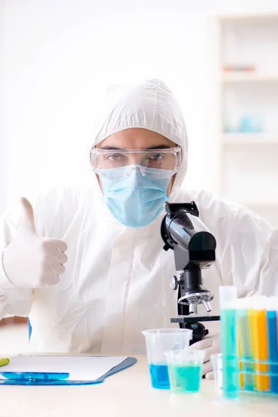 Joven estudiante de química trabajando en laboratorio sobre productos químicos — Foto de Stock