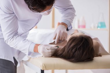 Polis morgdaki cesedi inceliyor.