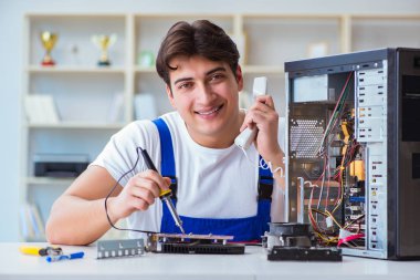 Tecrübeli teknikler tarafından bilgisayar donanımı onarımı ve onarımı