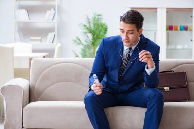 Hasta bir çalışan evde kalıyor ve bacadan acı çekiyor.