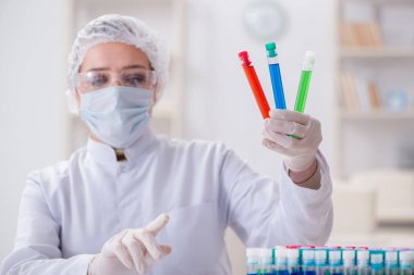 Hastane kliniğinde çalışan kadın kimyager.