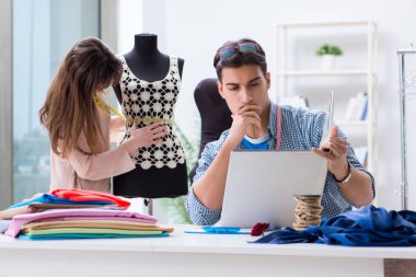 Atölyede erkek terzi ve bayan öğrenci.