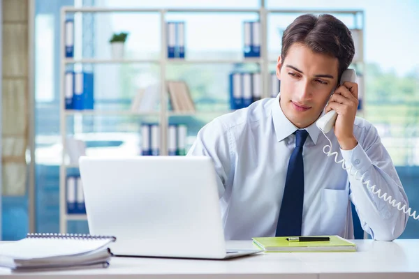 Empleado de negocios hablando por el teléfono de la oficina — Foto de Stock