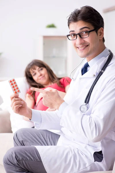 Gravid kvinna patient besöker läkare för regelbunden kontroll — Stockfoto