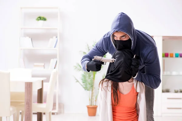 Bewaffneter Mann überfällt junge Frau zu Hause — Stockfoto