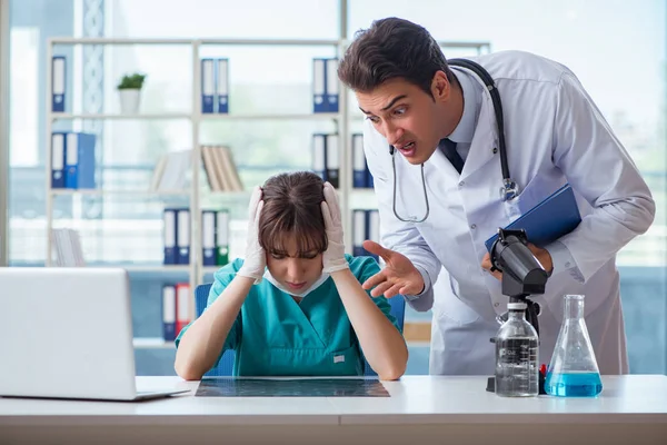 Doctor angry at his assistant due to medical error — Stock Photo, Image