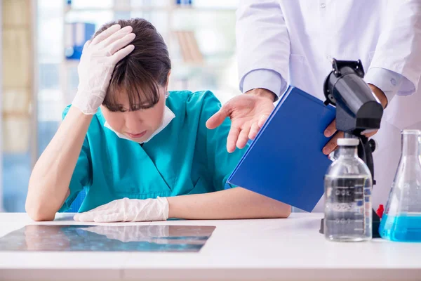 Medico arrabbiato con il suo assistente a causa di un errore medico — Foto Stock