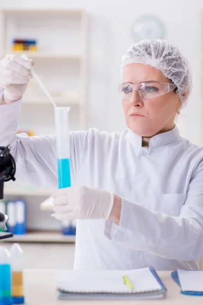 Mulher química que trabalha no laboratório de clínica hospitalar — Fotografia de Stock