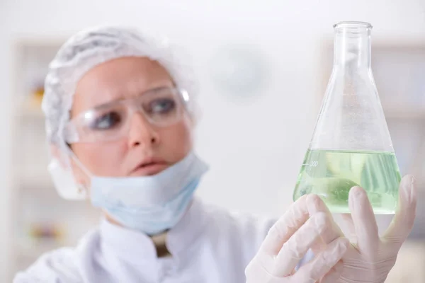 Mulher química que trabalha no laboratório de clínica hospitalar — Fotografia de Stock
