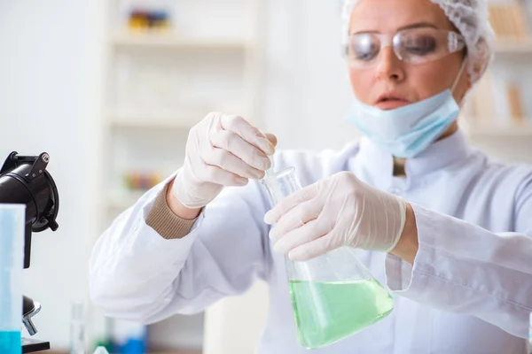 Mulher química que trabalha no laboratório de clínica hospitalar — Fotografia de Stock