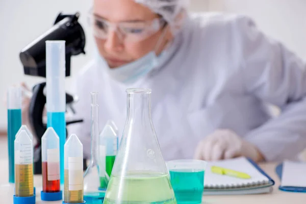 Mujer química que trabaja en el laboratorio de la clínica hospitalaria — Foto de Stock