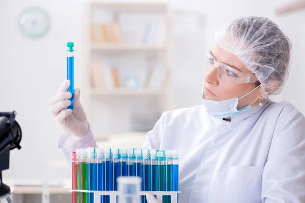 Mulher química que trabalha no laboratório de clínica hospitalar — Fotografia de Stock