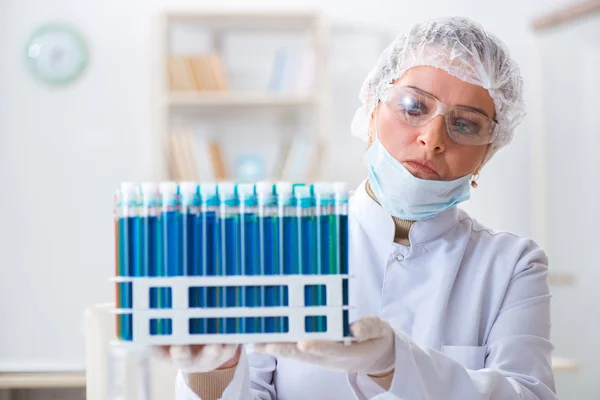 Mulher química que trabalha no laboratório de clínica hospitalar — Fotografia de Stock