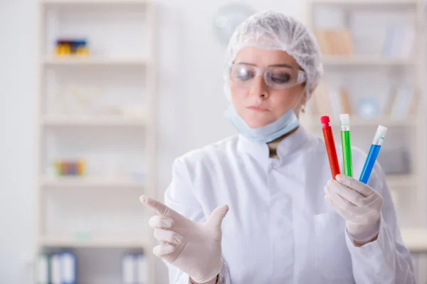 女性化学者は研究室でバーチャルボタンを押す — ストック写真