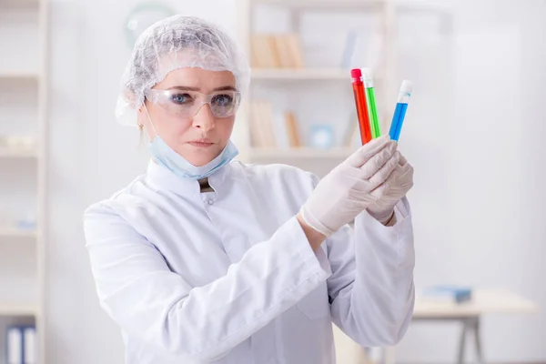 Mujer química que trabaja en el laboratorio de la clínica hospitalaria — Foto de Stock