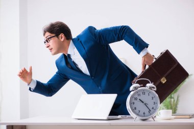 Acil ve son teslim tarihi konseptinde alarm veren bir işadamı. 