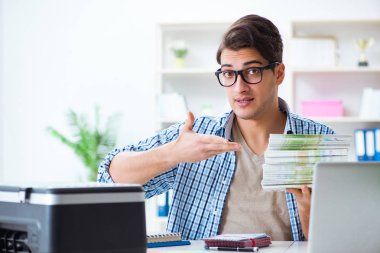 Yayınevinde hazır basılı kitapları gösteren satış asistanı