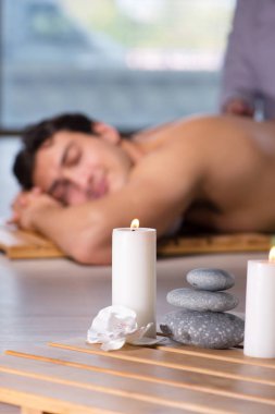 Kaplıca sırasında genç yakışıklı bir adam.