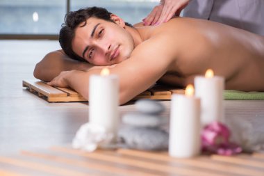 Kaplıca sırasında genç yakışıklı bir adam.