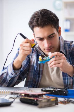 Tecrübeli teknikler tarafından bilgisayar donanımı onarımı ve onarımı