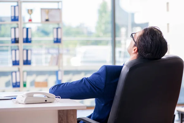 Jovem e bonito empresário empregado trabalhando no escritório na mesa — Fotografia de Stock