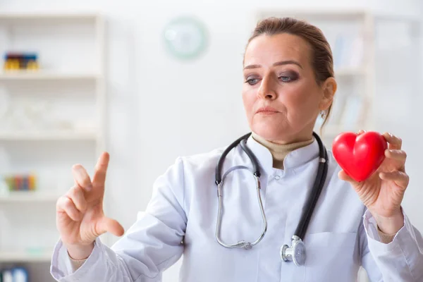 Kardiolog med rött hjärta i medicinska begrepp — Stockfoto