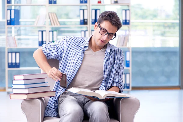 Livros de leitura de estudantes e preparação para exames na biblioteca — Fotografia de Stock