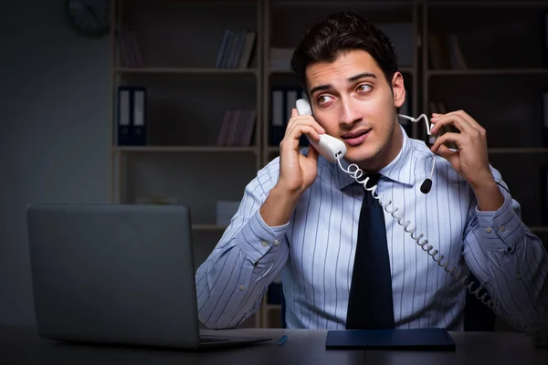 Operátor call centra mluví se zákazníkem během noční směny — Stock fotografie