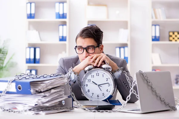 Busy employee chained to his office desk — Stock Photo, Image