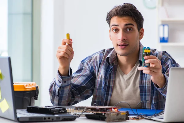 Reparação de hardware de computador e conceito de fixação por techn experiente — Fotografia de Stock