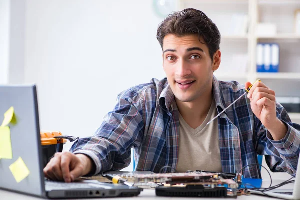 Reparação de hardware de computador e conceito de fixação por techn experiente — Fotografia de Stock