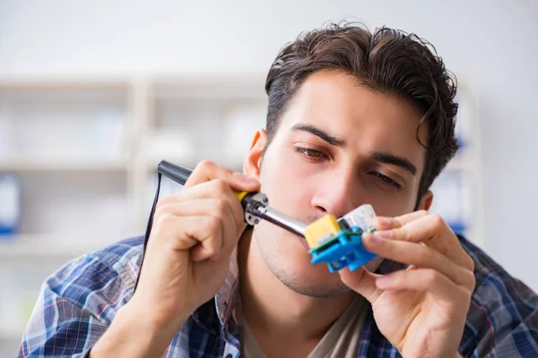 Datorhårdvara reparation och fastställande koncept av erfarna techn — Stockfoto