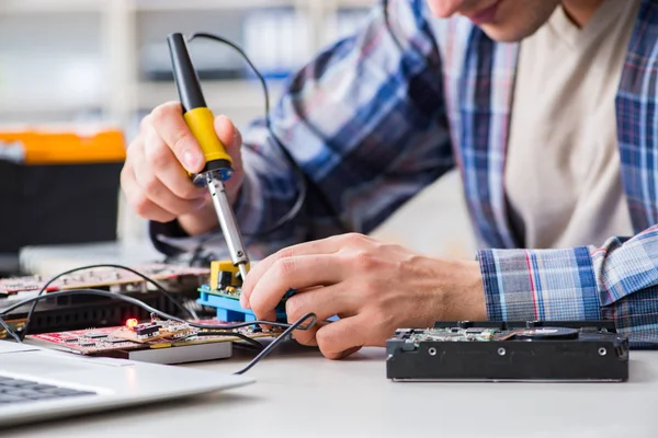 Tecrübeli teknikler tarafından bilgisayar donanımı onarımı ve onarımı