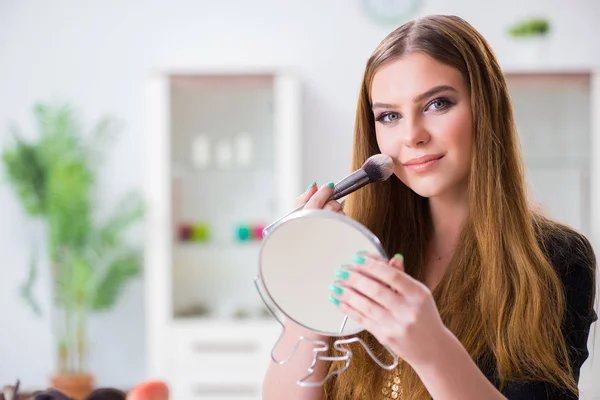 Giovane donna che applica il make-up preparazione per la festa — Foto Stock