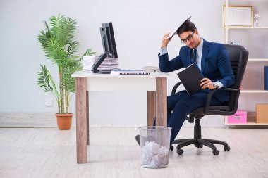 Masada çalışan yakışıklı bir işadamı.