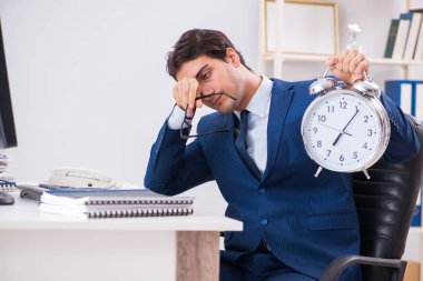 Acil ve son teslim tarihi konseptinde alarm veren bir işadamı. 