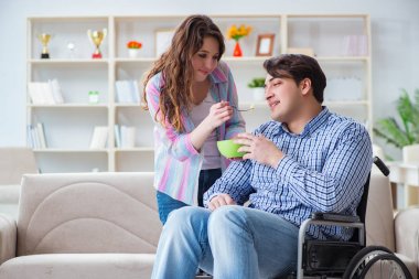 Genç bir aile birbirine göz kulak oluyor.