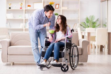 Genç bir aile birbirine göz kulak oluyor.