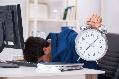 Acil ve son teslim tarihi konseptinde alarm veren bir işadamı. 