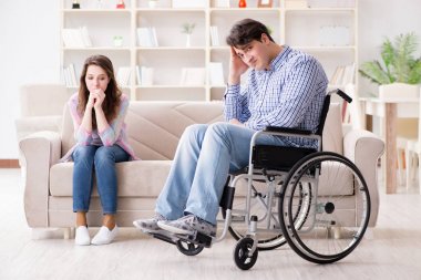 Tekerlekli sandalyedeki çaresiz kişi