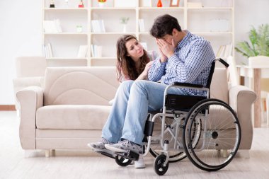 Tekerlekli sandalyedeki çaresiz kişi