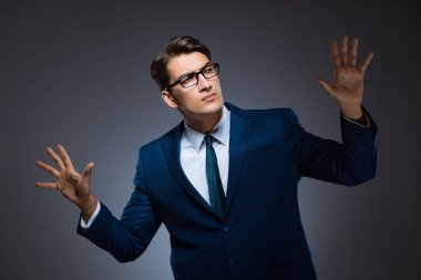 Gri arka plan üzerinde sanal düğmelere basarak işadamı