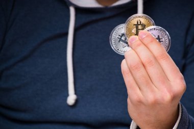 Bitcoin Madencilik Konsepti 'ndeki genç adam
