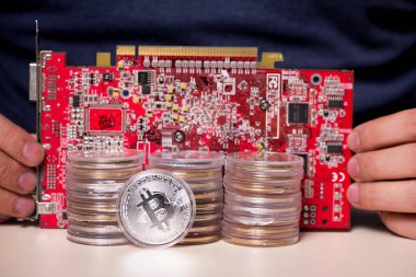 Bitcoin Madencilik Konsepti 'ndeki genç adam