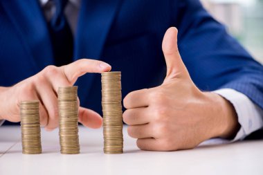 Ofisinde yığınla parası olan bir işadamı.