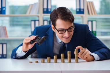 Ofisinde yığınla parası olan bir işadamı.