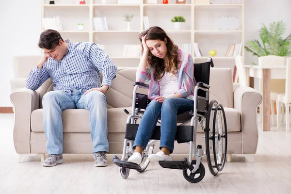 Wanhopige gehandicapte in een rolstoel — Stockfoto