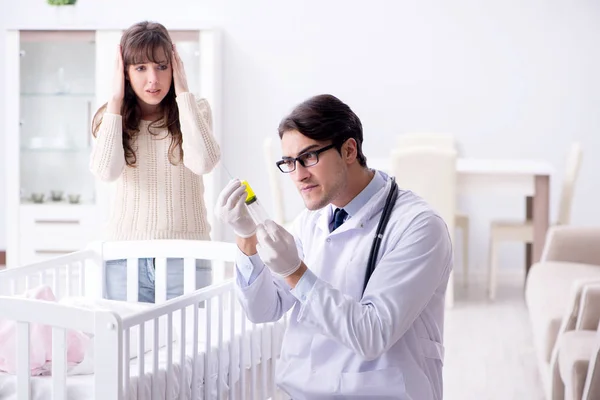 Médico explicando a jovem mãe — Fotografia de Stock