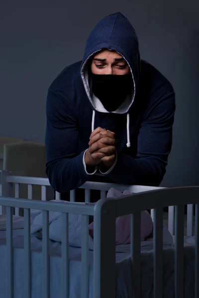 Criminoso roubando bebê em criança humana traficking conceito — Fotografia de Stock