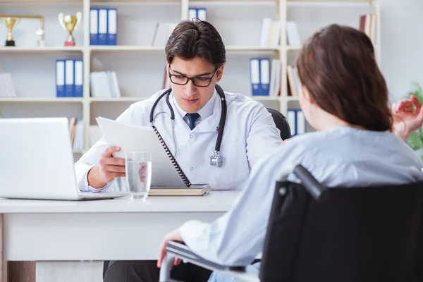 Paciente femenina que visita al médico masculino para un chequeo regular en hosp — Foto de Stock